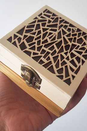 Πολυτελής μπομπονιέρα σε ξύλινο σκαλιστό κουτί